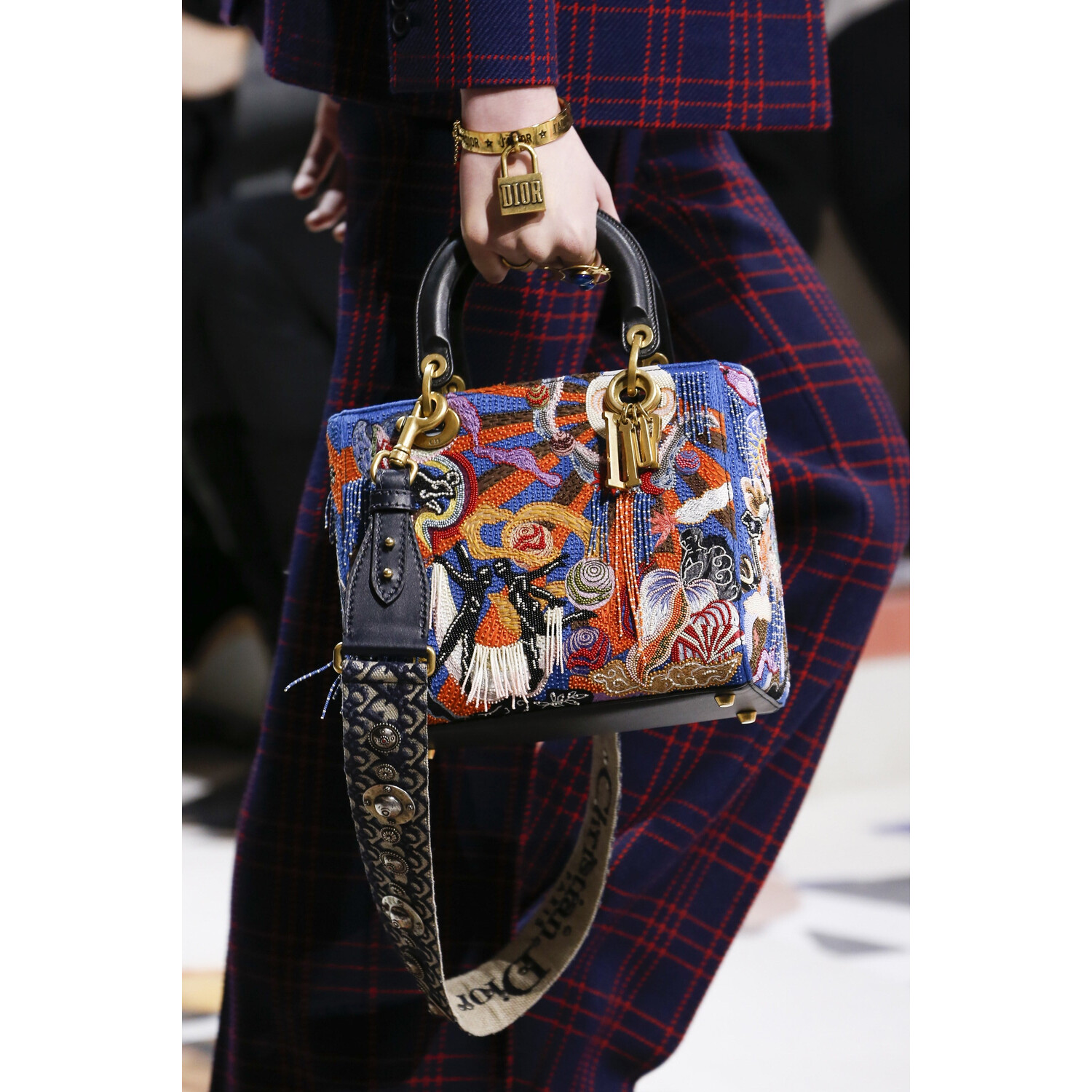 Фото Details Christian Dior , Details Dior Fall 2018 Ready-to-Wear , Детали показа Кристиан Диор , Детали показа Диор осень зима 2018 , Fashion show , неделя моды в Париже , PFW , Мария Грация Кьюри , Mainstyles